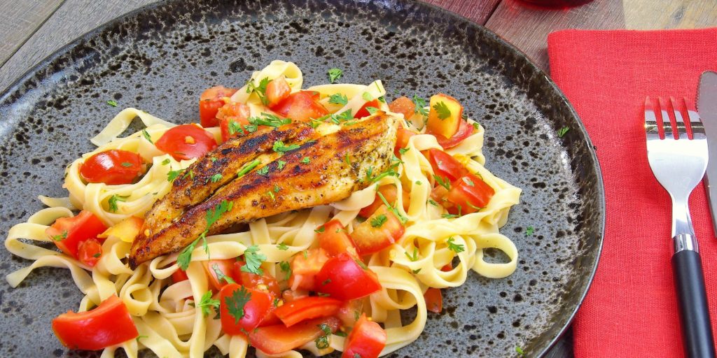 Salade Tagliatelles Tomates Poulet Origan Tomato Tagliatelle Salad Oregano Chicken